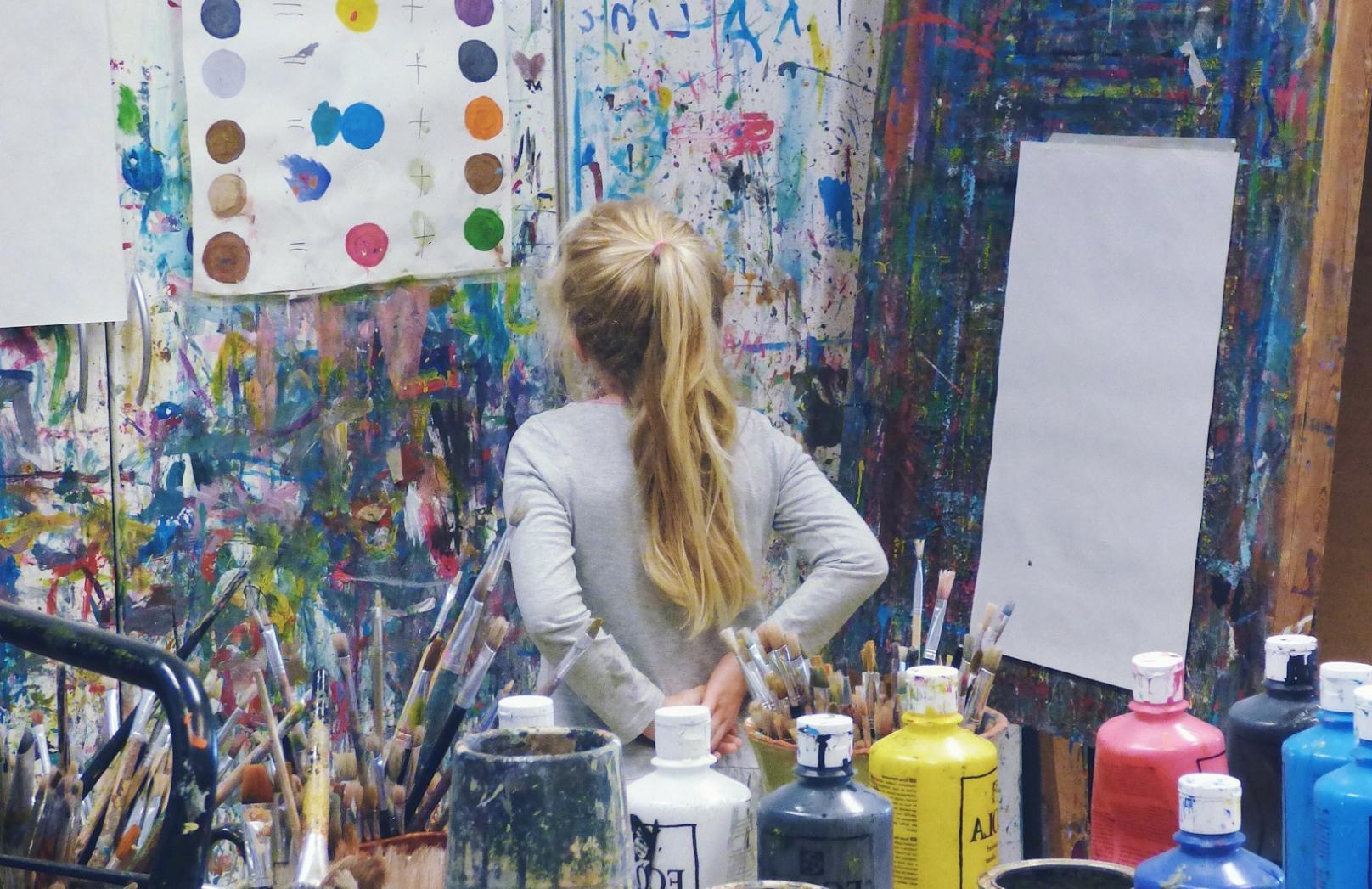 Архитектурный скетч городского квартала, выполненный в смешанной технике