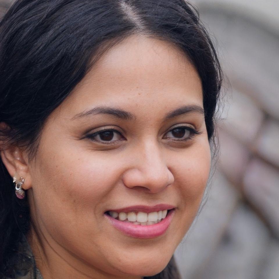 Айгерим Досжанова за работой над скетчами в мастерской