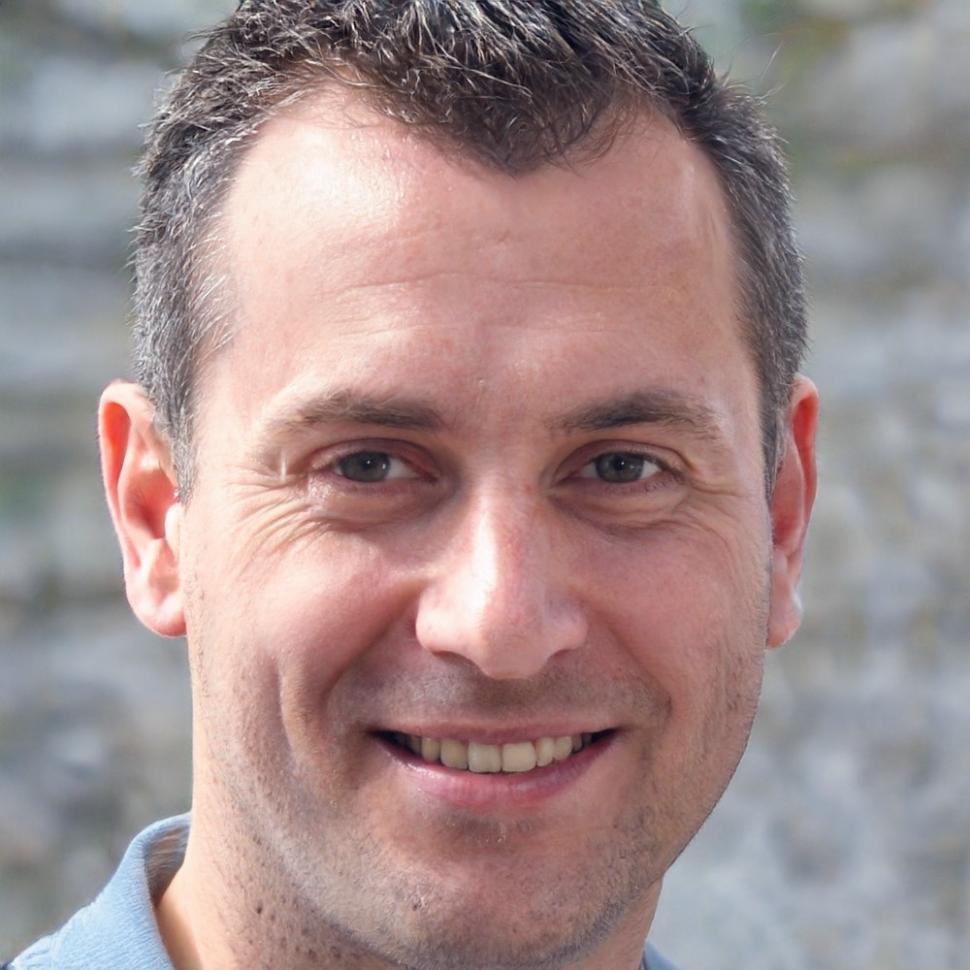 Преподаватель демонстрирует технику быстрого наброска